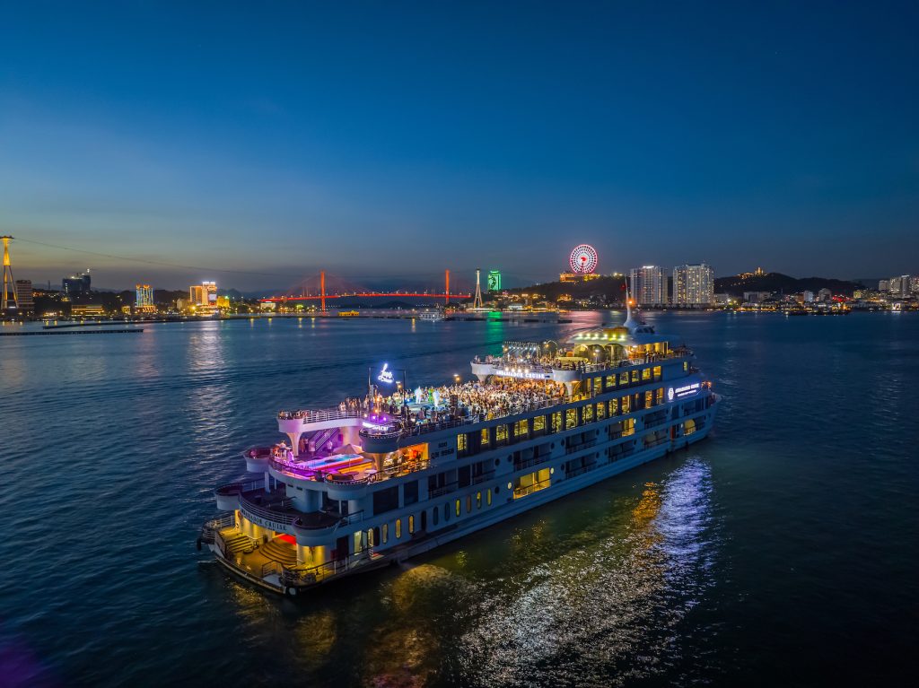 Du thuyền tiệc tối Ambassador Cruise II